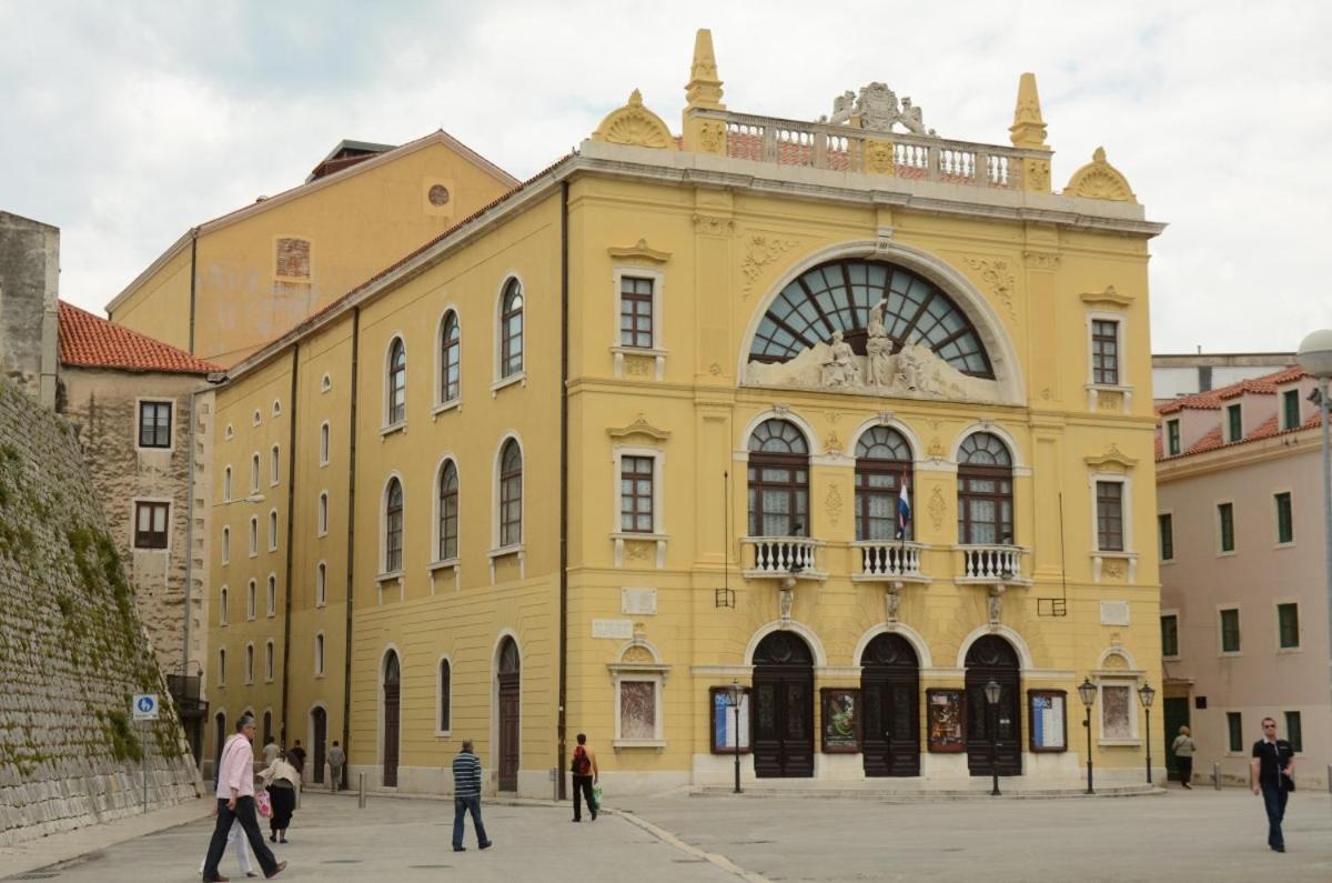 Gaby In Center Of Split